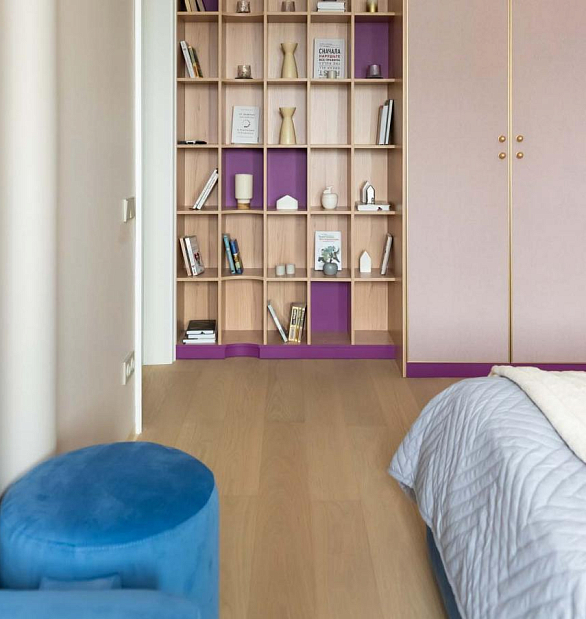 SPC-паркет Aqua Wood My Step в спальне спортивных супругов: проект «Квартирного вопроса»