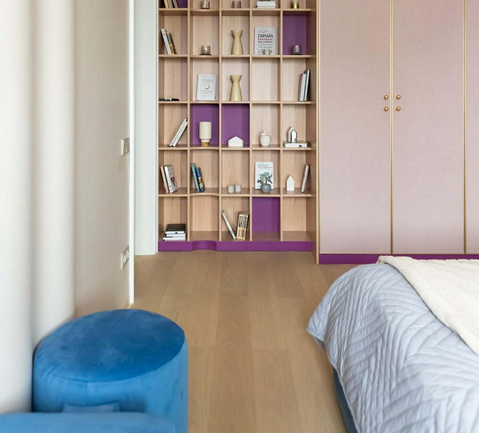 SPC-паркет Aqua Wood My Step в спальне спортивных супругов: проект «Квартирного вопроса»